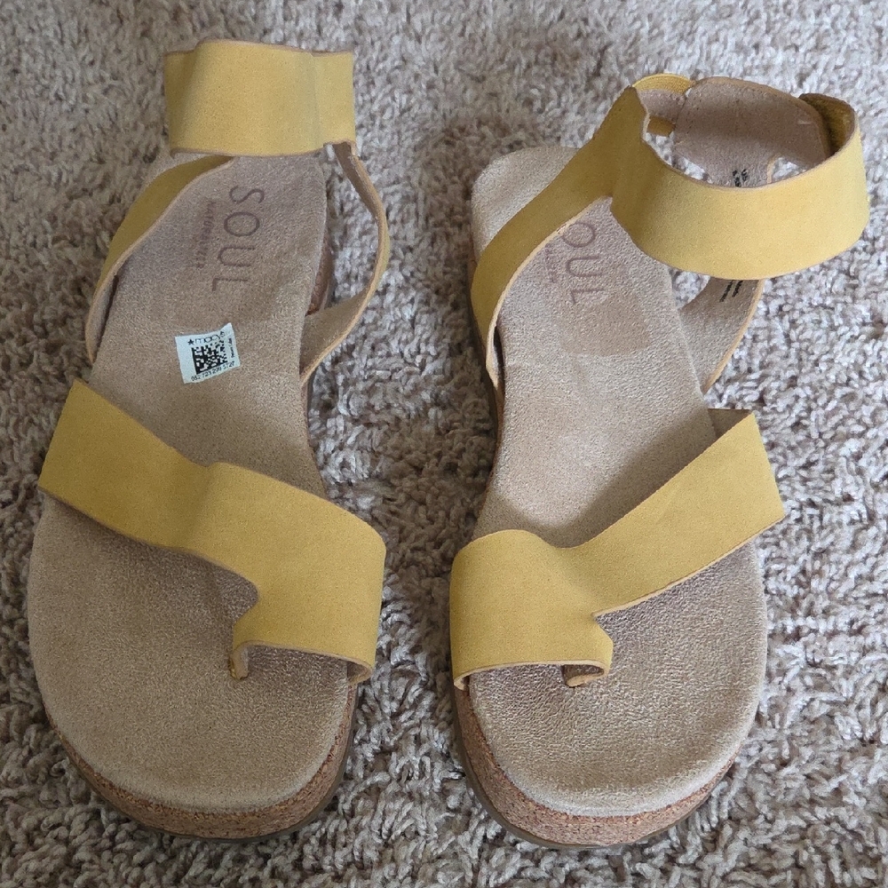 NWT SOUL Naturalizer Yellow Sandals Size 8.5